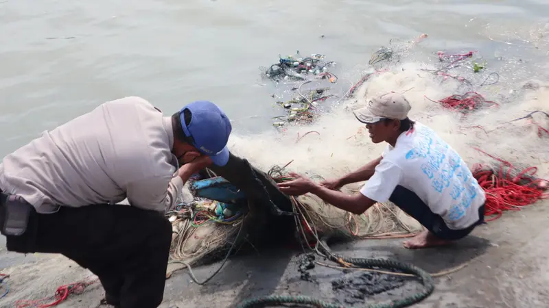 Kapal nelayan mengalami kecelakaan dan pecah terbelah jadi 2 saat hendak masuk ke Muara, di Pemalang