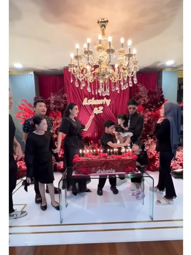 6 Potret Dekorasi Pesta Ultah Ashanty ke-42 yang Elegan, Bernuansa Cherry Merah