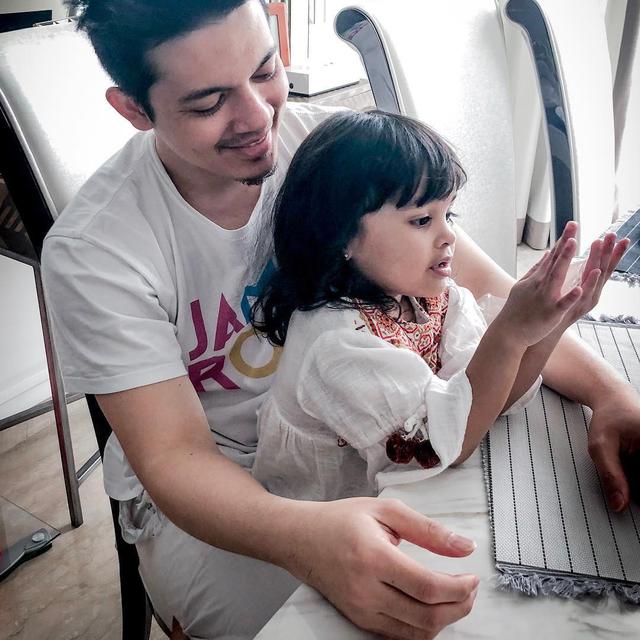 6 Potret Irwansyah Momong Hawwa Buah Hati Shireen Sungkar, Bak Anak Kandung