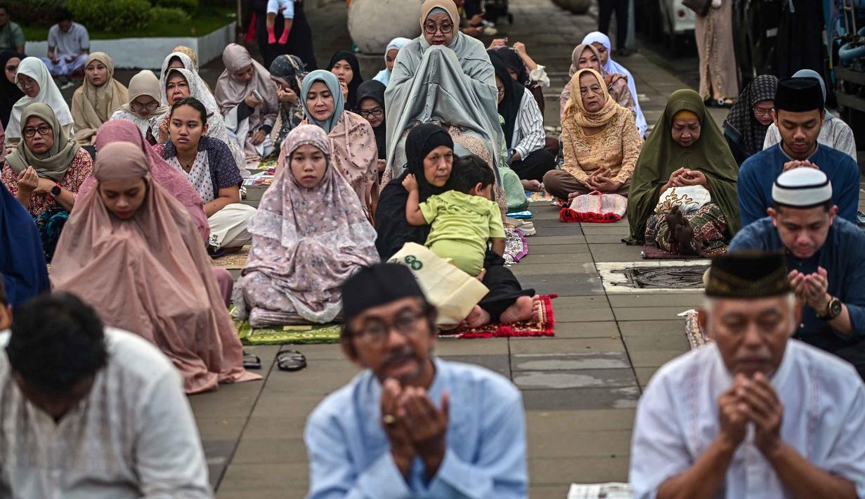 Para jemaah Muslim melaksanakan salat Idul Adha, atau Hari Raya Kurban, di balai kota Surabaya, Jawa Timur pada Rabu 27 Mei 2026. (Juni KRISWANTO/AFP)