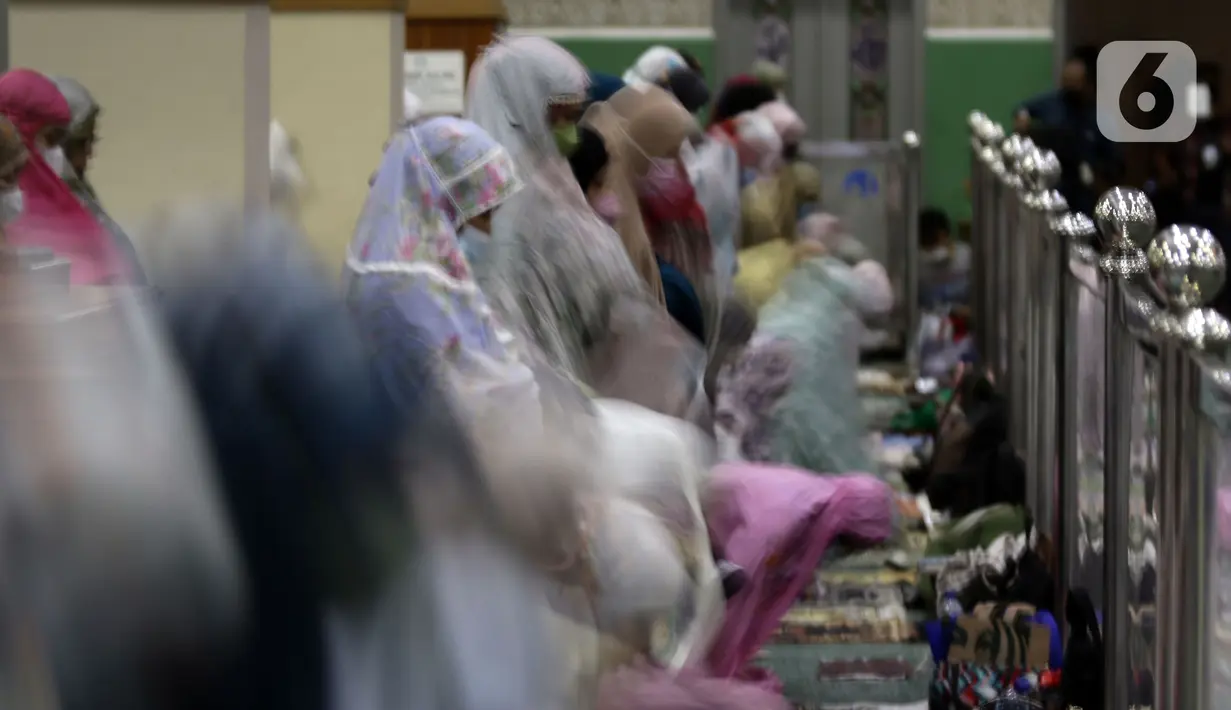 Umat Muslim Sholat Tarawih di Masjid Agung Al-Azhar, Jakarta, Jumat (1/4/2022). Masjid Al-Azhar memulai Sholat Tarawih, Jumat malam (1/4), sesuai perhitungan wujudul hilal Majelis Tarjih dan Tajdid PP Muhammadiyah yang menetapkan awal Ramadhan 2 April 2022. (Liputan6.com/Helmi Fithriansyah)