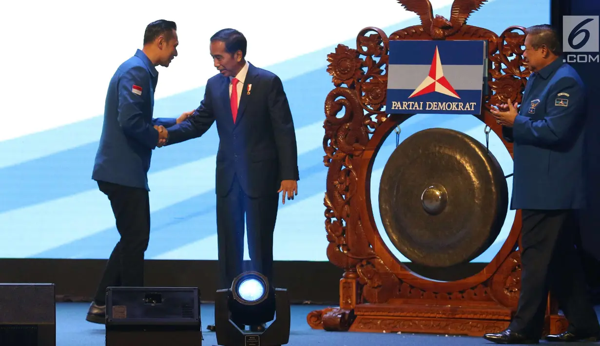 Presiden Joko Widodo (kedua kiri) bersalaman dengan Ketua Kogasma Agus Harimurti Yudhoyono usai memukul gong pada Rapimnas Partai Demokrat  di Bogor, Jawa Barat, Sabtu (10/3).  (Liputan6.com/Angga yuniar)