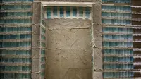 Prasasti menghiasi dinding pemakaman selatan Raja Djoser, setelah dipugar, di dekat Step Pyramid yang terkenal, di Saqqara, selatan Kairo, Mesir, Selasa, 14 September 2021. (AP Photo/Nariman El-Mofty)