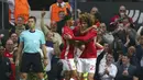 Para pemain Manchester United merayakan gol Marouane Fellaini saat melawan Celta Vigo pada semifinal Liga Europa di Old Trafford, Manchester (11/5/2017). Manchester United menang agregat 2-1. (AP/Dave Thompson)