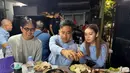 Saat makan malam tersebut, keduanya tampil kasual kompak mengenakan pakaian serba birunya. Selvi mengenakan cardigan lengan panjang biru. [@dpfarista]