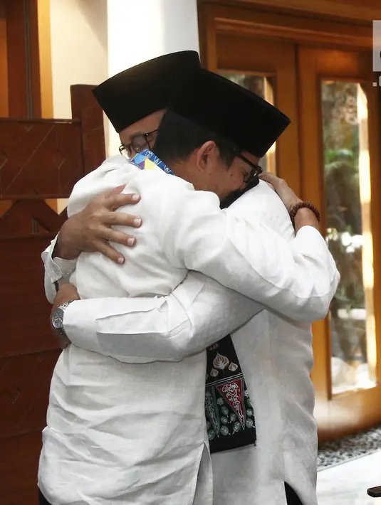 Wakil Gubernur DKI Jakarta Sandiaga Uno memeluk Gubernur Anies Baswedan saat menyampaikan surat pengunduran diri di Balai Kota, Jumat (10/8). Untuk diketahui, Sandiaga memutuskan untuk menjadi Cawapres Prabowo Subianto. (Liputan6.com/Herman Zakharia)