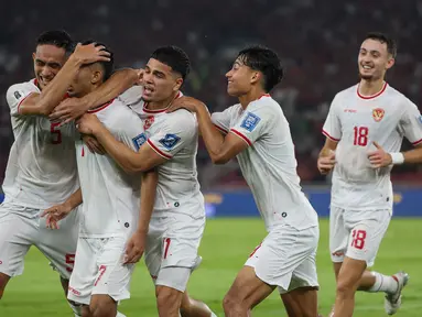Gelandang Timnas Indonesia, Marselino Ferdinan, dipeluk rekan-rekannya setelah mencetak gol ke Gawang Arab Saudi pada matchday 6 Kualifikasi Piala Dunia 2026 Zona Asia di Stadion Utama Gelora Bung Karno (SUGBK), pada Selasa (19/11/2024) malam WIB. (Bola.com/Abdul Aziz)