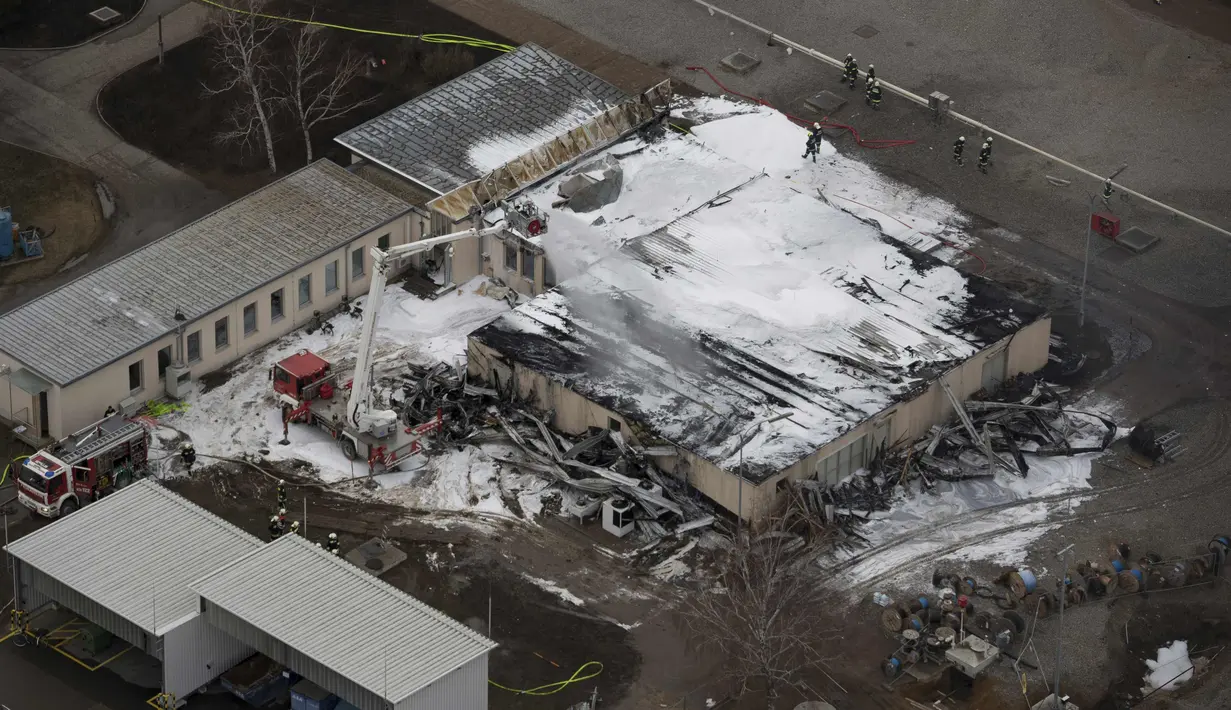 Pemandangan udara memperlihatkan suasana usai ledakan di pusat pipa gas di Baumgarten, Austria, (12/12). Ledakan tersebut dilaporkan menewaskan satu orang dan melukai puluhan lainnya. (AFP Photo/Landesfeuerwehrkommando Nieder-Osterreich)