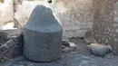 Toko roti ini ditemukan di sebuah rumah yang menjadi bagian dari proyek besar di kawasan Regio IX di taman arkeologi Pompeii, Italia selatan. (Handout / POMPEII ARCHAEOLOGICAL PARK / AFP)