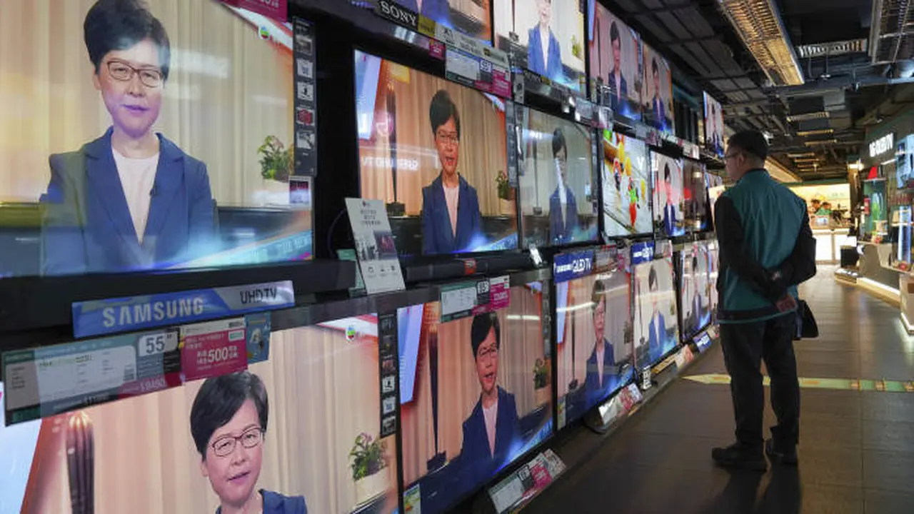 Siaran televisi dari Kepala Eksekutif Hong Kong, Carrie Lam, saat mengumumkan pencabutan RUU Ekstradisi. (AP)