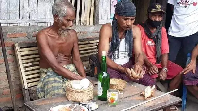 Tokoh adat desa Nawokote, Kecamatan Wulanggitang saat menggelar ritual adat Tuba Ile di kaki gunung Lewotobi (Liputan6.com/Ola Keda)