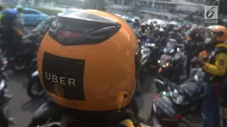 Pengemudi Uber melakukan konvoi perpisahan Bundaran HI, Jakarta, Sabtu (7/4). Setelah Uber di akuisisi oleh perusahaan Grab kini sebagaian besar driver berpindah ke Gojek. (Merdeka.com/Imam Buhori)