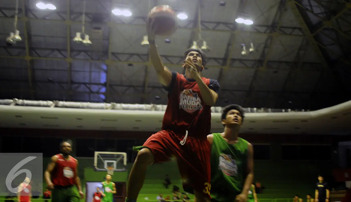 Pemain Satria Muda Pertamina melompat memasukkan bola saat latihan di GOR Soemantri Brodjonegoro, Jakarta, Rabu (19/10). Latihan ini persiapan jelang Perbasi Cup 2016. (Liputan6.com/Helmi Fithriansyah)