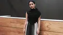 Melihat dari foto-foto di akun Instagramnya, Angel terlihat sering mengenakan outfit berwarna hitam dan membuatnya terlihat seksi dan elegan. (Instagram/angelpieters)