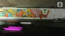 Selain motif, mural dengan gambar-gambar cerah juga dipilih petugas PPSU untuk menghiasi tembok kolong Semanggi. (Liputan6.com/Faizal Fanani)