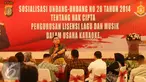 Anggota DPR Anang Hermansyah menghadiri sosialisasi UU No 28 Tahun 2014 tentang Hak Cipta terhadap pengusaha karaoke di Polda Metro Jaya, Jakarta, Kamis (6/10). Sosialisasi dihadiri sejumlah artis, musisi hingga pencipta lagu. (Liputan6.com/Gempur M)