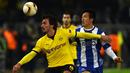 Pemain Borussia Dortmund, Mats Hummels, berebut bola dengan pemain Porto, Hyun Jun Suk, dalam laga leg pertama 32 besar Liga Europa di Stadion Signal Iduna Park, Dortmund, Jumat (19/2/2016) dini hari WIB, (AFP/Patrik Stollarz)