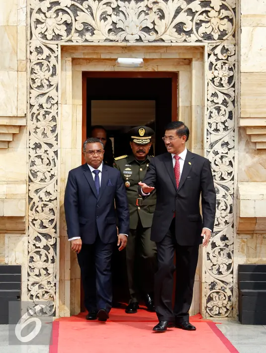 PM Timor Leste Rui Araujo (kiri) berjalan keluar usai mengunjungi TMP Kalibata, Jakarta, Rabu (26/8/2015). Ini merupakan kunjungan pertama Araoujo ke Indonesia sejak dilantik pada 16 Februari 2015 lalu. (Liputan6.com/Yoppy Renato)