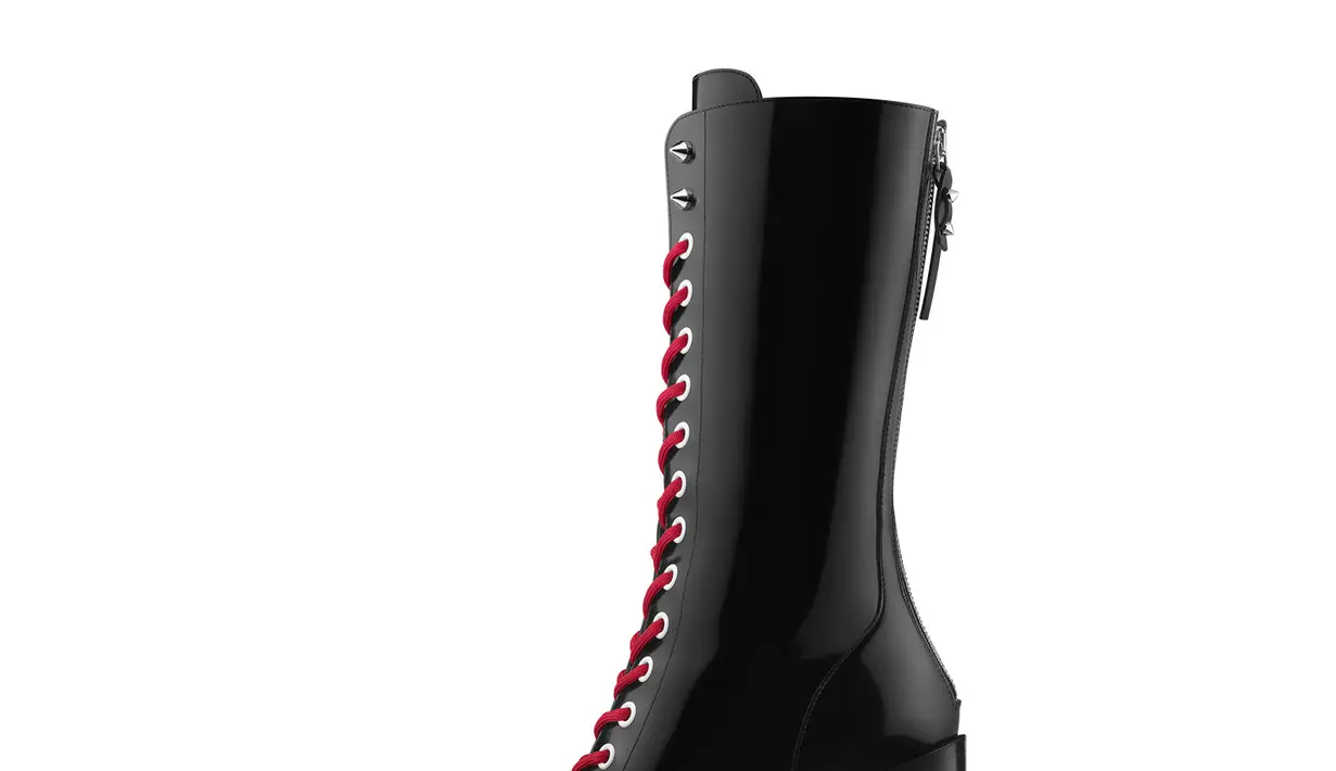 Ada juga sepatu bot yang ditawarkan dari ukuran 36 sampai 46 dan beberapa tas selempang. (Foto: Christian Louboutin)