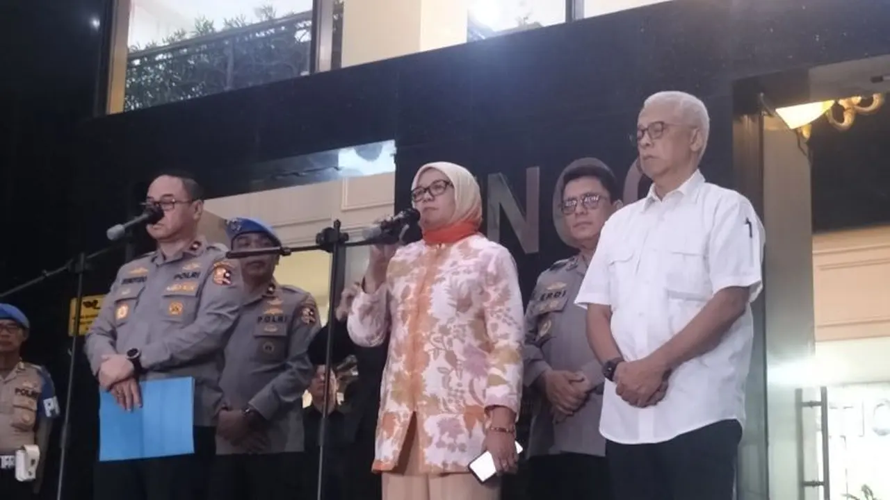 Komisioner Kompolnas Ida Oetari (tengah) saat jumpa pers di Mabes Polri, Jakarta Selatan, Kamis (4/9/2025). (Istimewa)