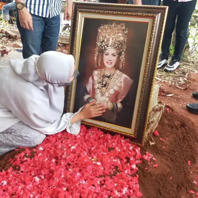 6 Momen Kedekatan Mendiang Dorce dan Fatimah Anak Angkat dari Kecil Hingga Dewasa
