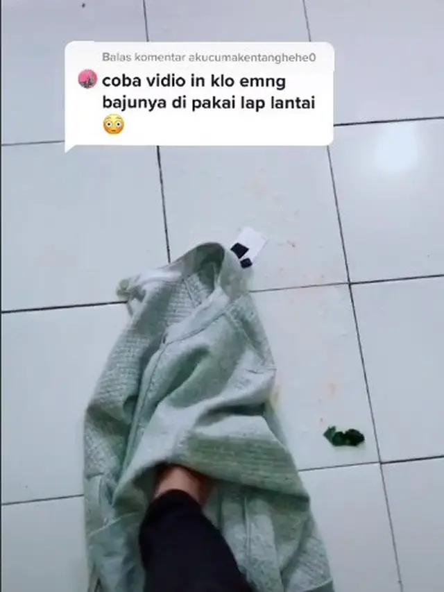 Kesal Dapat Kado Diskonan, Cowok Ini Pakai Untuk Keset