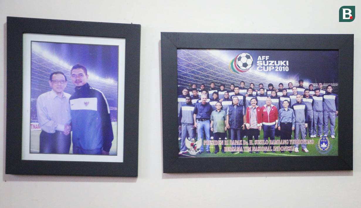 Foto mantan Sekjen PSSI, Nugraha Besoes bersama Bambang Pamungkas (kiri) dan penggawa Timnas Indonesia untuk Piala AFF 2010 di rumah duka, Perumahan Alfa Indah Blok A II No.18 Joglo, Jakarta Barat, Senin (06/02/2023). Nugraha Besoes meninggal dunia pada Senin (06/02/2023) pukul 00.19 WIB di RS PON. (Bola.com/Bagaskara Lazuardi)