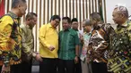 Ketum Partai Golkar Airlangga Hartarto berbincang dengan Ketum PPP Romahurmiziy di Kantor DPP PPP, Jakarta, Kamis (28/6). Pertemuan dalam rangka silaturahmi membahas konsolidasi partai pasca pilkada serentak. (Liputan6.com/Arya Manggala)
