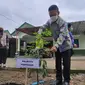 Wali Kota Pontianak Edi Rusdi Kamtono, bersama Komandan Kodim (Dandim) 1207/Berdiri Sendiri (BS), Kolonel Infanteri Jajang Kurniawan, menanam pohon bersama, Kamis (5/11/2020). (Liputan6.com/ Aceng Mukaram)