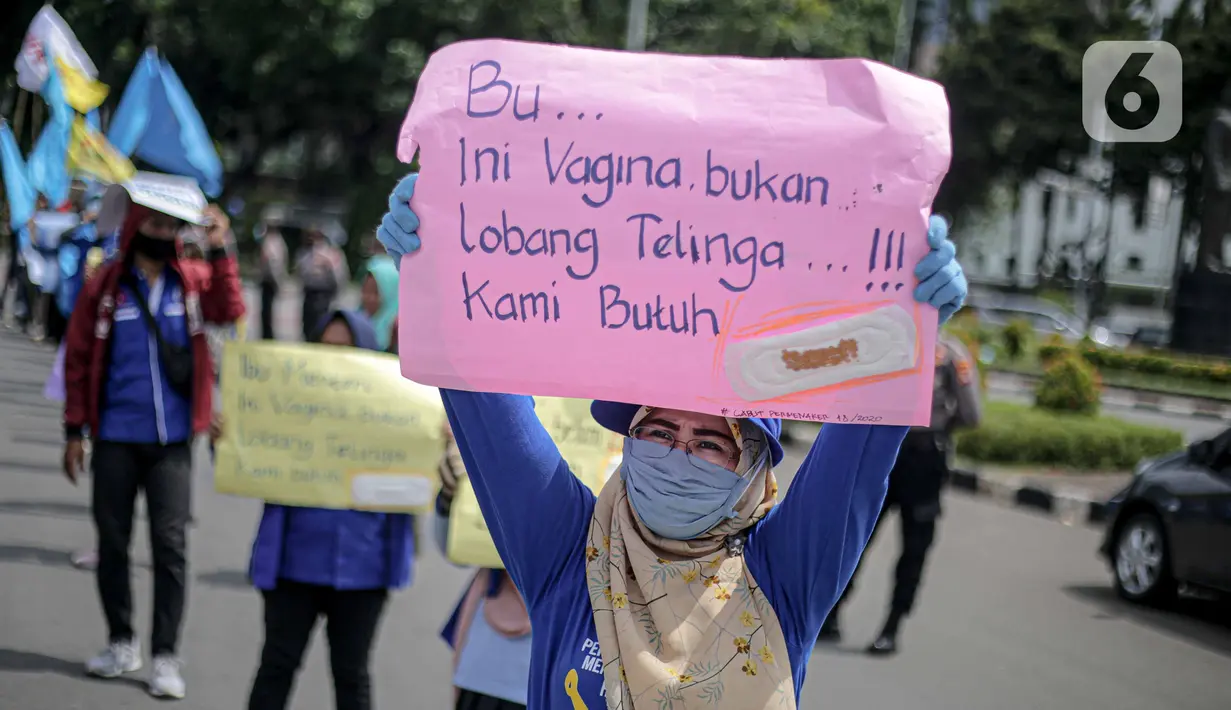 Massa Gabungan Serikat Buruh Indonesia (GSBI) membawa pembalut wanita saat berunjuk rasa di kawasan Patung Kuda, Jakarta, Senin (16/11/2020). GSBI meminta pemerintah mencabut UU Cipta Kerja serta menaikkan upah buruh 2021 sesuai kebutuhan rill buruh dan keluarga. (Liputan6.com/Faizal Fanani)