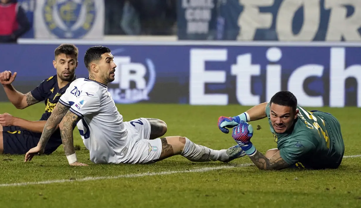 Lazio meraih poin penuh saat bertandang ke markas Empoli pada pekan ke-17 Serie A Liga Italia. Mereka mempermalukan Empoli dengan skor 2-0. Atas hasil ini Empoli berada di urutan 18 pada klasemen Serie A. (Marco Bucco/LaPresse via AP)