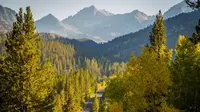 Rock Greek di Sierra menawarkan pemandangan yang berwarna saat musim gugur kepada para wisatawan yang berlibur