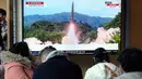 Orang-orang menyaksikan program berita yang menampilkan gambar file peluncuran rudal Korea Utara di Stasiun Kereta Api Seoul, Seoul, Korea Selatan, Selasa (14/3/2023). Korea Utara melakukan uji coba menembakkan dua rudal balistik jarak pendek ke arah perairan timurnya pada hari Selasa dalam unjuk kekuatan kedua Pyongyang minggu ini, sehari setelah dimulainya latihan militer AS-Korea Selatan yang dipandang Korea Utara sebagai latihan invasi. (AP Photo/Ahn Young-joon)