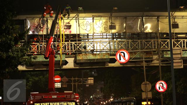 20161008-Papan Reklame JPO Buncit Raya Dibongkar-Jakarta