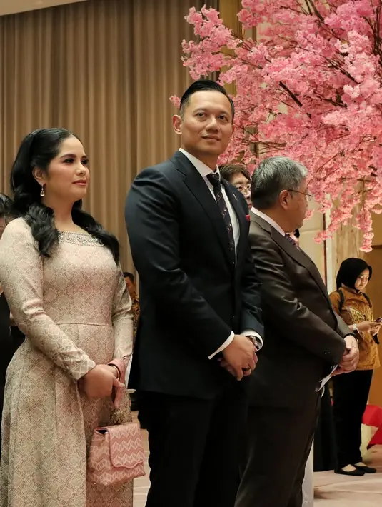 Kali ini Annisa Pohan tak jinjing tas branded untuk sempurnakan tampilan. Ia justru menjinjing tas kerajinan tangan [@agusyudhoyono]