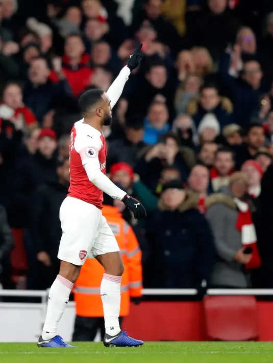 Striker Arsenal, Alexandre Lacazette berselebrasi usai mencetak gol ke gawang Chelsea pada pertandingan lanjutan Liga Inggris di stadion Emirates di London (19/1). Arsenal menang 2-0 atas Chelsea. (AP Photo/Frank Augstein)
