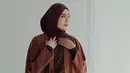 Masih 23 tahun, Sherel kerap mengusung gaya Muslimah yang kekinian. Look-nya pun kerap jadi inspirasi perempuan Muslimah lain. [Instagram.com/sherel_thalib]
