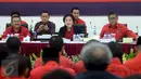 Ketum DPP PDI Perjuangan Megawati Soekarnoputri (tengah) didampingi Sekjen Hasto Kristiyanto (kanan) dan jajaran pengurus pusat memimpin Rapat Koordinasi Nasional di Kantor DPP PDI Perjuangan, Menteng, Jakarta, Selasa (21/2). (Liputan6.com/Faizal Fanani)