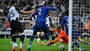 Bek Chelsea asal Prancis #02 Axel Disasi mencetak gol bunuh diri dalam pertandingan babak 16 besar Piala Liga Inggris (Carabao Cup) antara Newcastle United dan Chelsea di St James' Park di Newcastle-upon-Tyne, Inggris timur laut, Kamis dini hari WIB (31/10/2024). (ANDY BUCHANAN/AFP)