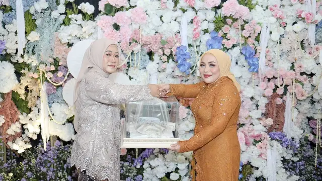 6 Potret Lamaran Dewi Nurmania Anak Muzdalifah, Usai Wisuda Langsung Dilamar