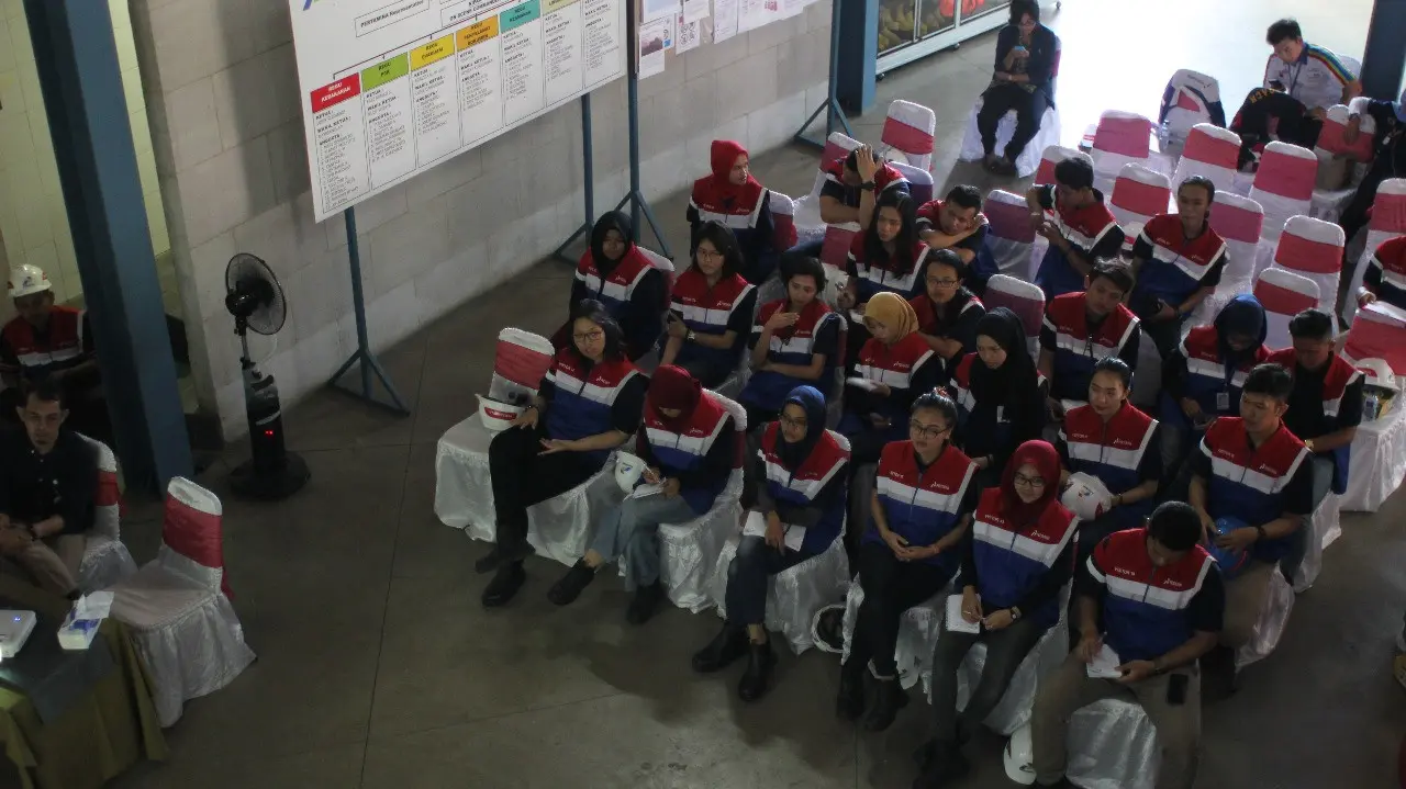 Para finalis CJA Energi Muda Pertamina Semarang menyimak paparan dari tim humas Pertamina Jateng-DIY. (foto: Liputan6.com/energimudapertamina/edhie prayitno ige)