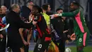 Pemain berkebangsaan Portugal tersebut juga menolak dipeluk oleh pelatih Massimiliano Allegri ketika meninggalkan lapangan pertandingan. (AFP/Alberto Pizzoli)