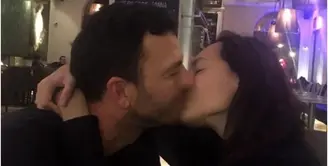 Nitizen kembali heboh dengan foto ciuman bibir Dewi Rezer dengan seorang lelaki. Seperti diketahui, sidang cerai Dewi Rezer dengan Marcelino Lefrandt masih berjalan di Pengadilan. (Instagram/rezerdewi)