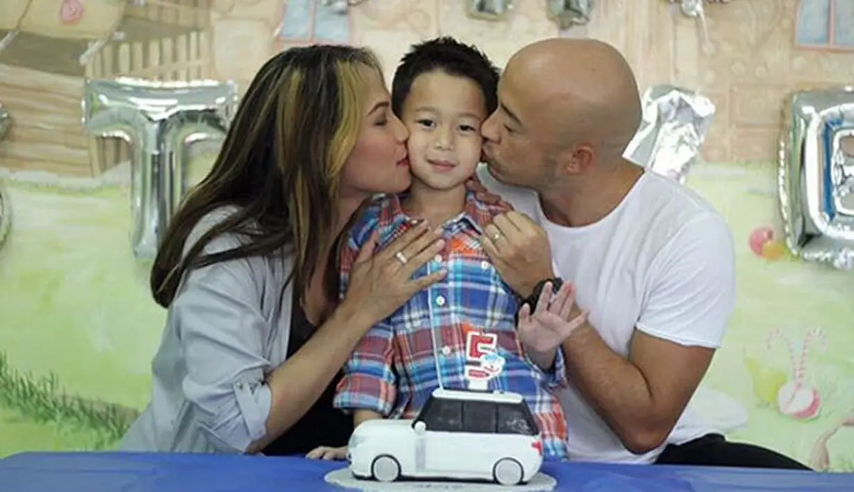 Sekedar mengingatkan, pasangan Kinaryosih dan Brett Money telah memiliki seorang anak yang lahir pada 27 Maret 2012. Anak pertama berjenis kelamin laki-laki itu diberinama Steven Lee Money. (Instagram/kinaryosihmoney)