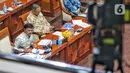 Menkominfo Johnny G. Plate (kiri) saat mengikuti rapat kerja dengan Komisi I DPR terkait evaluasi pelaksanaan Analog Switch Off (ASO) di Kompleks Parlemen Senayan, Jakarta, Rabu (23/11/2022). Dalam rapat tersebut Johnny G. Plate menyampaikan bahwa sebanyak 77 lembaga penyiaran telah bersiaran seluruhnya secara digital dan 503 lembaga penyiaran bersiaran secara analog dan digital. (Liputan6.com/Angga Yuniar)