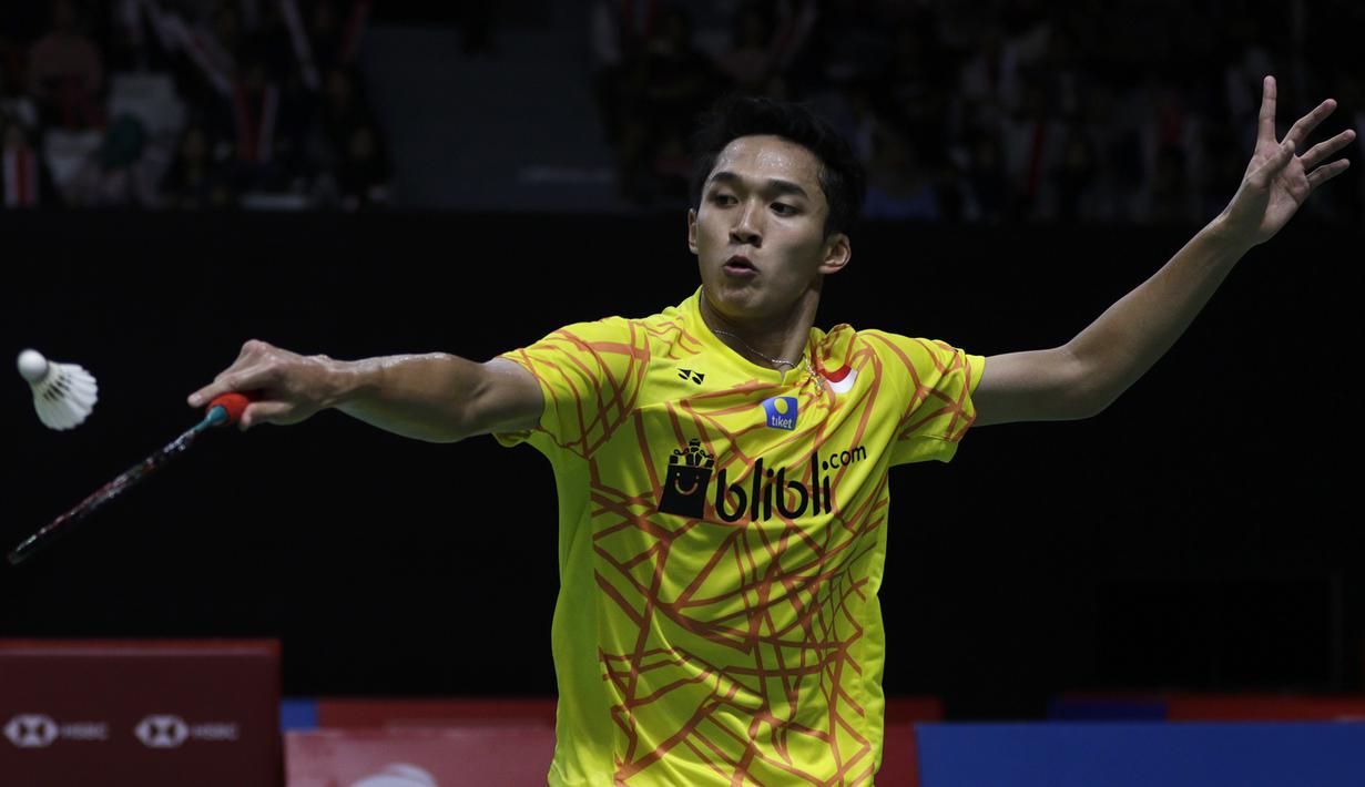 Tunggal putra Indonesia, Jonatan Christie, mengembalikan kok saat melawan tunggal India pada Indonesia Masters 2019 di Istora Senayan, Jakarta, Jumat (25/1). Jonatan lolos ke semifinal. (Bola.com/Yoppy Renato)