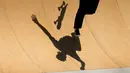 Bayangan seorang atlet Skateboard Belgia saat melakukan sesi latihan jelang Olimpiade di Ariake Urban Sports Park, Tokyo, Selasa (20/7/2021). Rencananya upacara pembukaan Olimpiade Tokyo 2020 akan digelar tanpa penonton. (Foto: AP/Charlie Riedel)