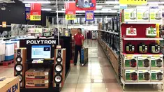 Pekerja merapikan barang elektronik yang dijual di pusat perbelanjaan di Jakarta, Rabu (5/9). Nilai tukar rupiah yang bergerak melemah hingga menembus Rp 14.920 per dolar AS berpotensi mengerek harga barang elektronik. (Liputan6.com/Immanuel Antonius)