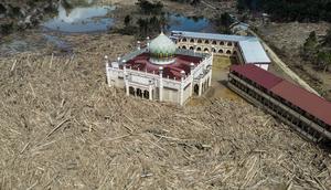 Pemandangan udara menunjukkan sisa-sisa pepohonan yang tumbang di pesantren dan masjid Darul Mukhlisin setelah banjir bandang di Aceh Tamiang pada 10 Desember 2025. (Aditya Aji/AFP)