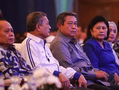 Ketum Partai Demokrat Susilo Bambang Yudhoyono dan istrinya Ani Yudhoyono hadir dalam Debat Bernegara di Jakarta, Minggu (27/4/14). (Liputan6.com/Faizal Fanani)